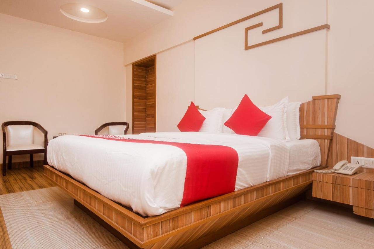 Vaccinated Staff - Capital O 13823 Hotel Praveen International Ulhasnagar Exterior photo