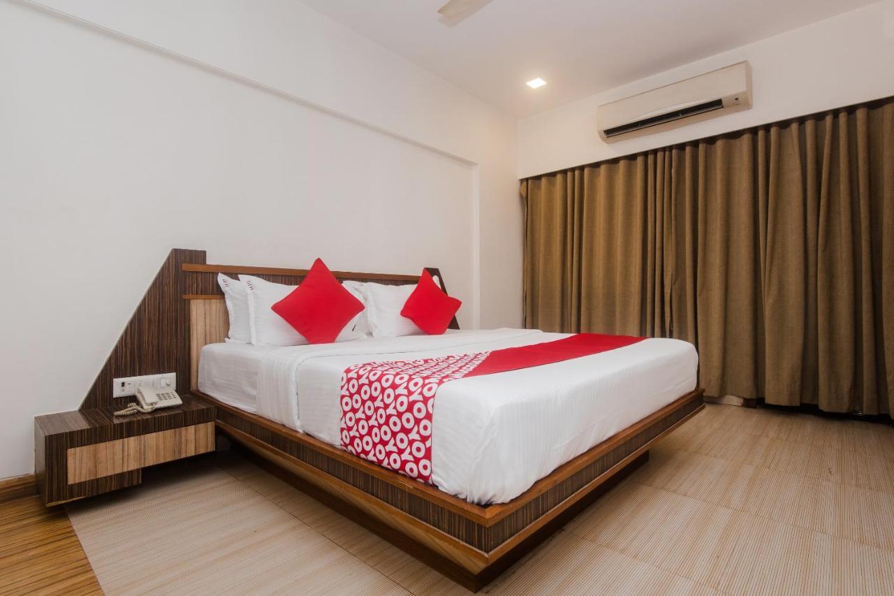 Vaccinated Staff - Capital O 13823 Hotel Praveen International Ulhasnagar Exterior photo
