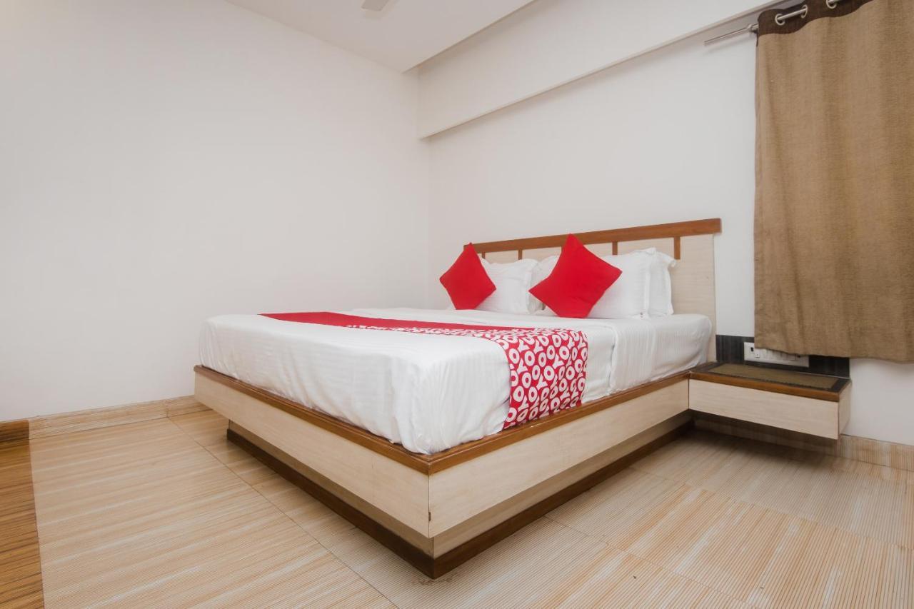 Vaccinated Staff - Capital O 13823 Hotel Praveen International Ulhasnagar Exterior photo