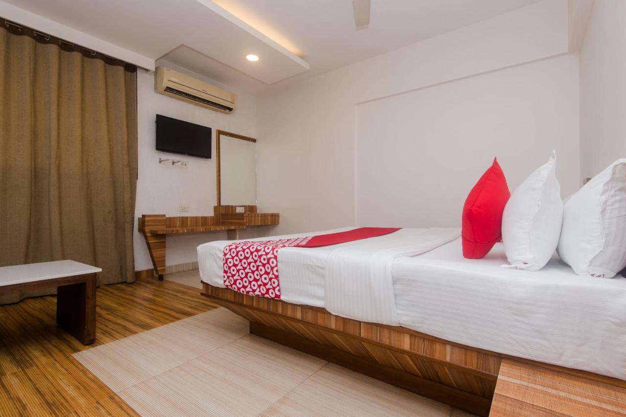 Vaccinated Staff - Capital O 13823 Hotel Praveen International Ulhasnagar Exterior photo