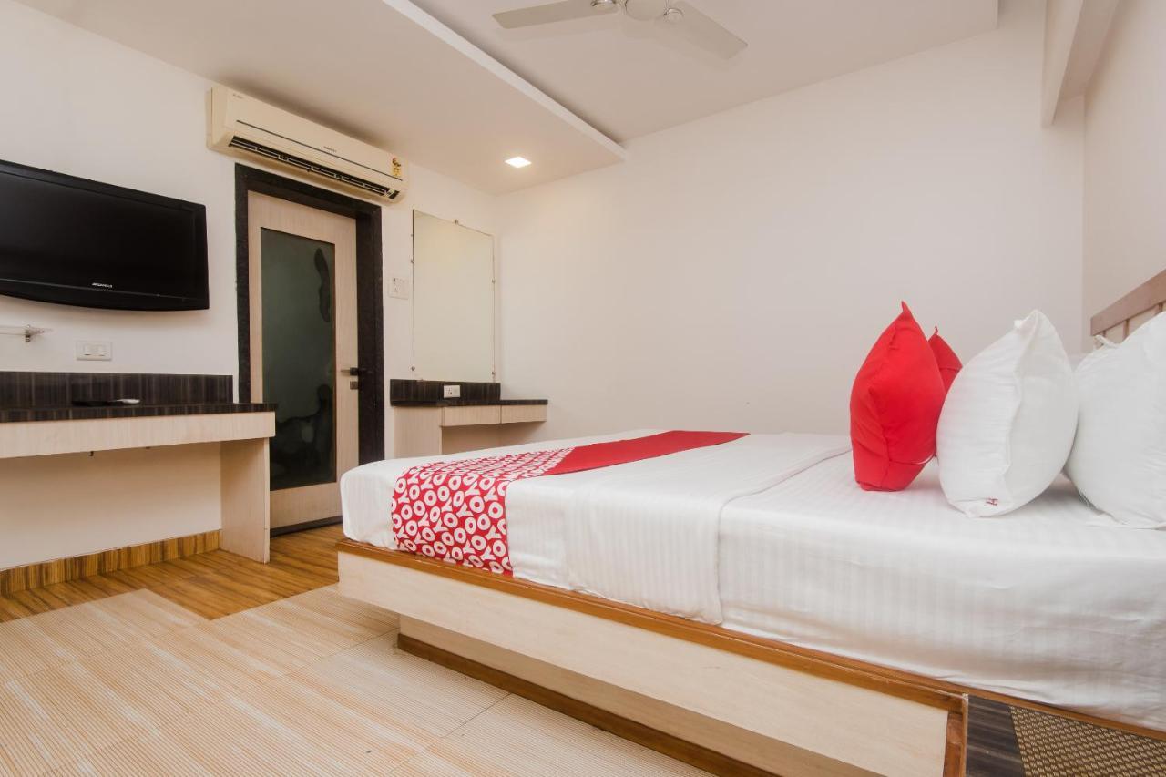 Vaccinated Staff - Capital O 13823 Hotel Praveen International Ulhasnagar Exterior photo