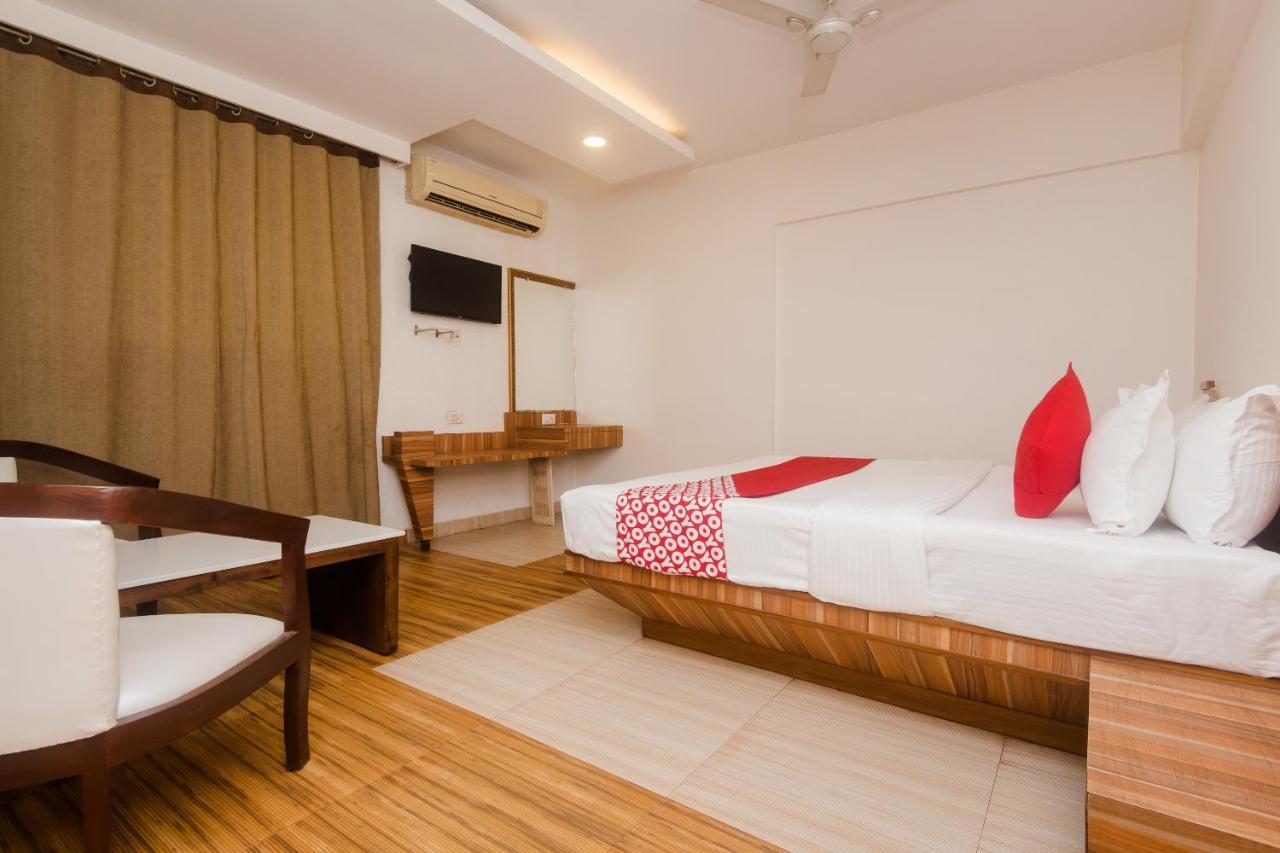 Vaccinated Staff - Capital O 13823 Hotel Praveen International Ulhasnagar Exterior photo