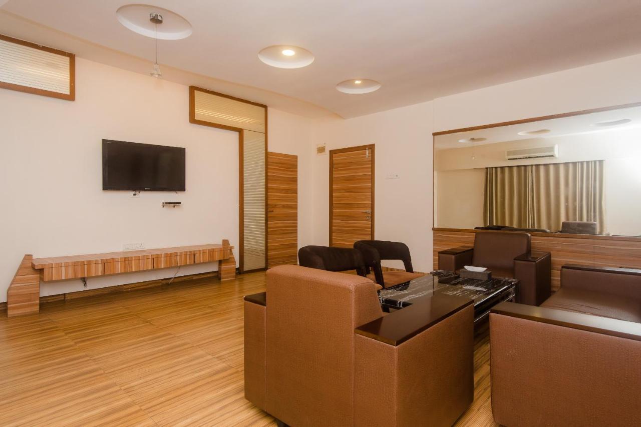 Vaccinated Staff - Capital O 13823 Hotel Praveen International Ulhasnagar Exterior photo