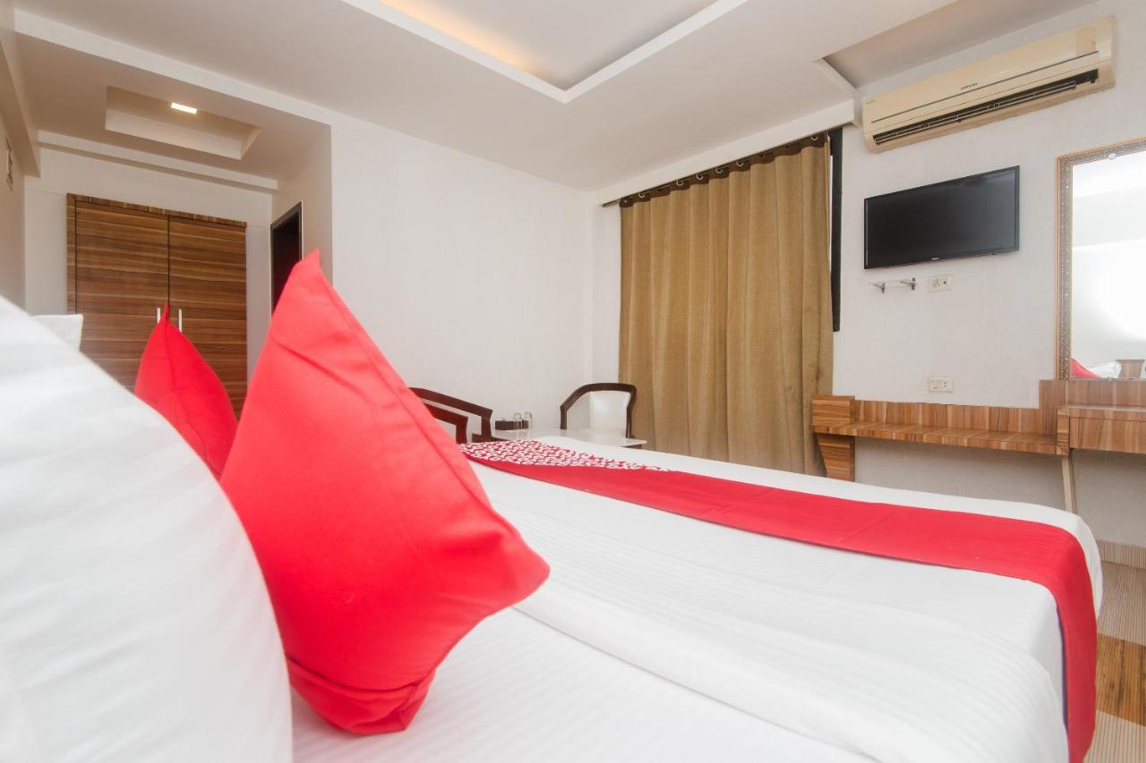 Vaccinated Staff - Capital O 13823 Hotel Praveen International Ulhasnagar Exterior photo