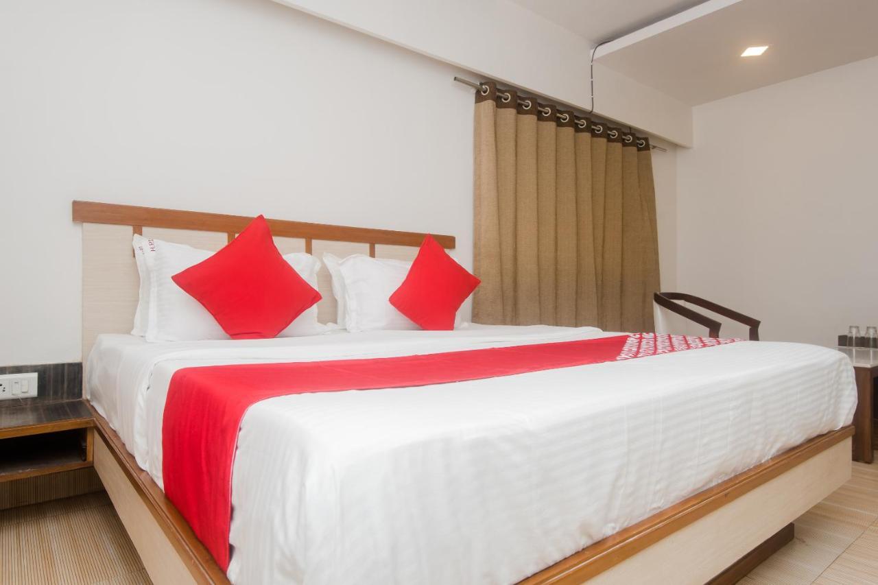 Vaccinated Staff - Capital O 13823 Hotel Praveen International Ulhasnagar Exterior photo